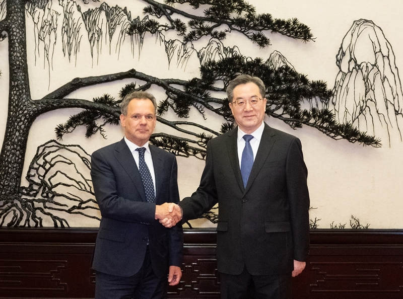丁薛祥会见荷兰外交大臣费尔德坎普
