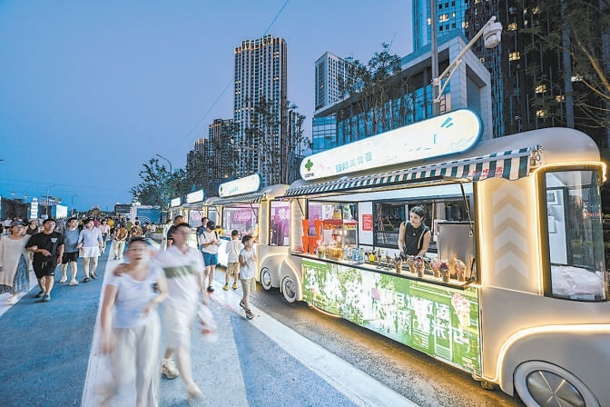 运河西岸步行街人流如织。