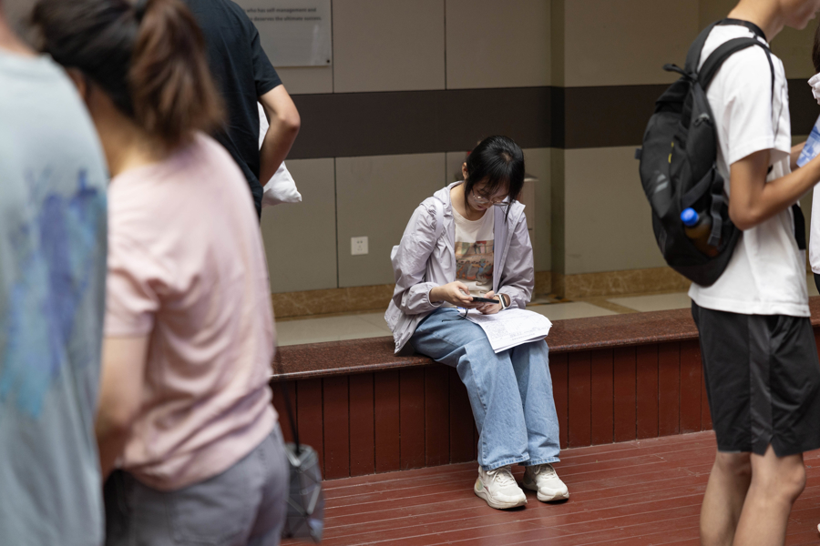 一名考生在报考复旦微电子还是上海交大工科试验班之间纠结，把咨询到的信息记录下来.jpg