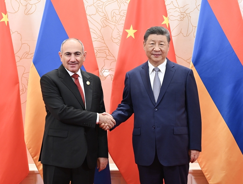习近平会见亚美尼亚总理帕什尼扬
