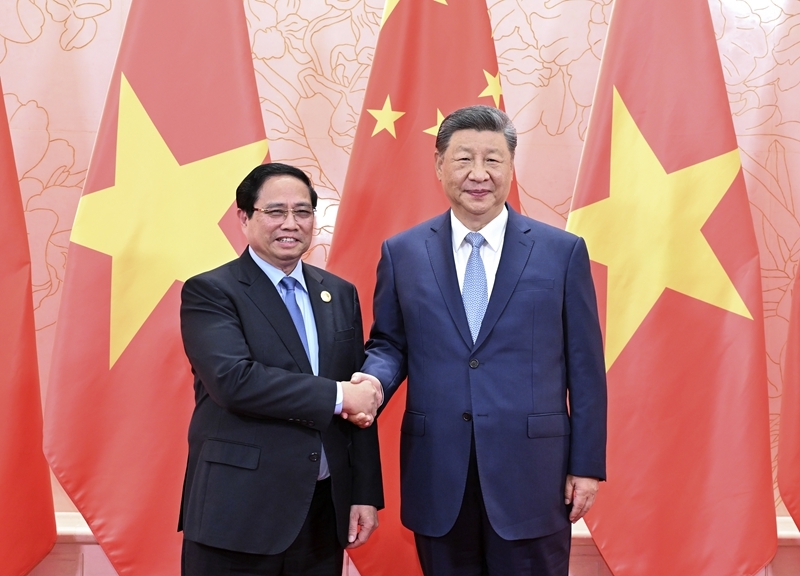 习近平会见越南总理范明政