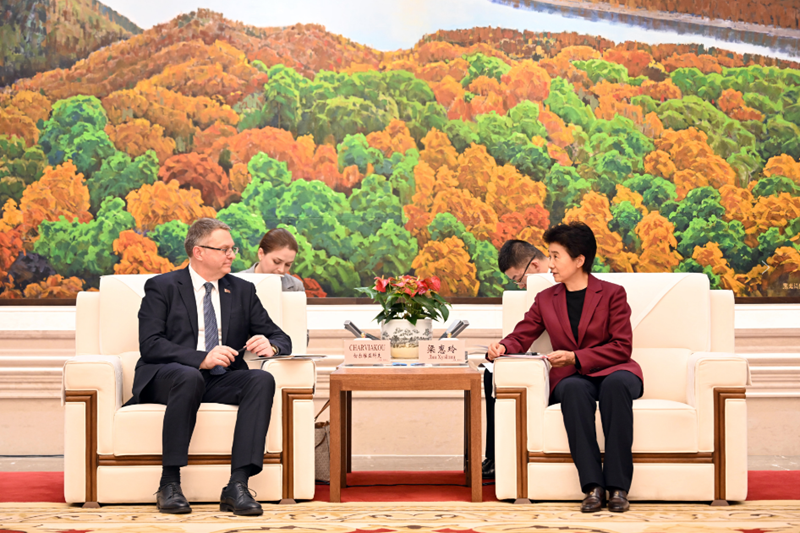 梁惠玲会见白俄罗斯驻华大使切尔维亚科夫一行