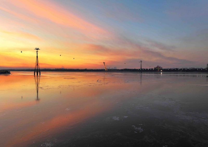 初冬松花江畔现“天空之镜”