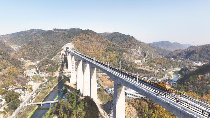 西十高铁全线铺轨贯通 武汉至西安铁路运行将缩短至2.5小时