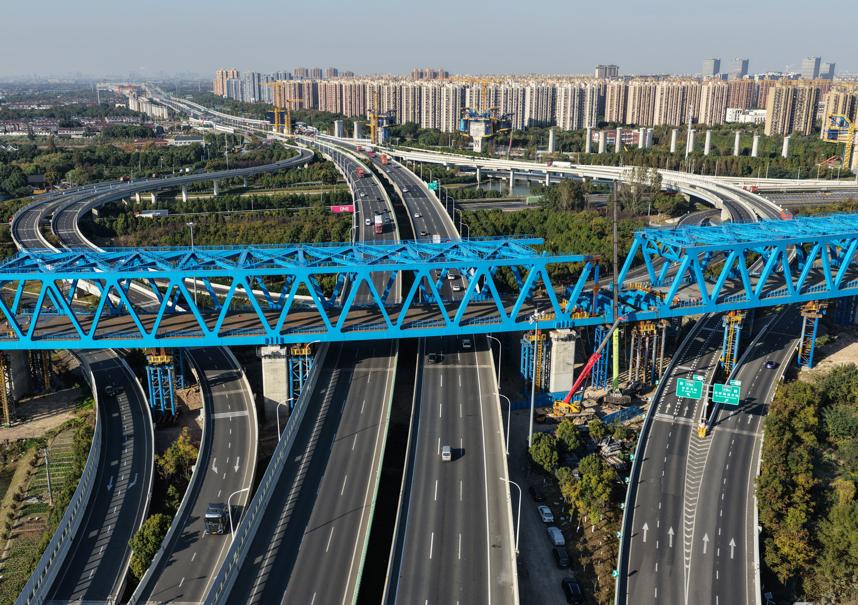 沪渝蓉高铁上海特大桥三线连续梁完成顶推施工