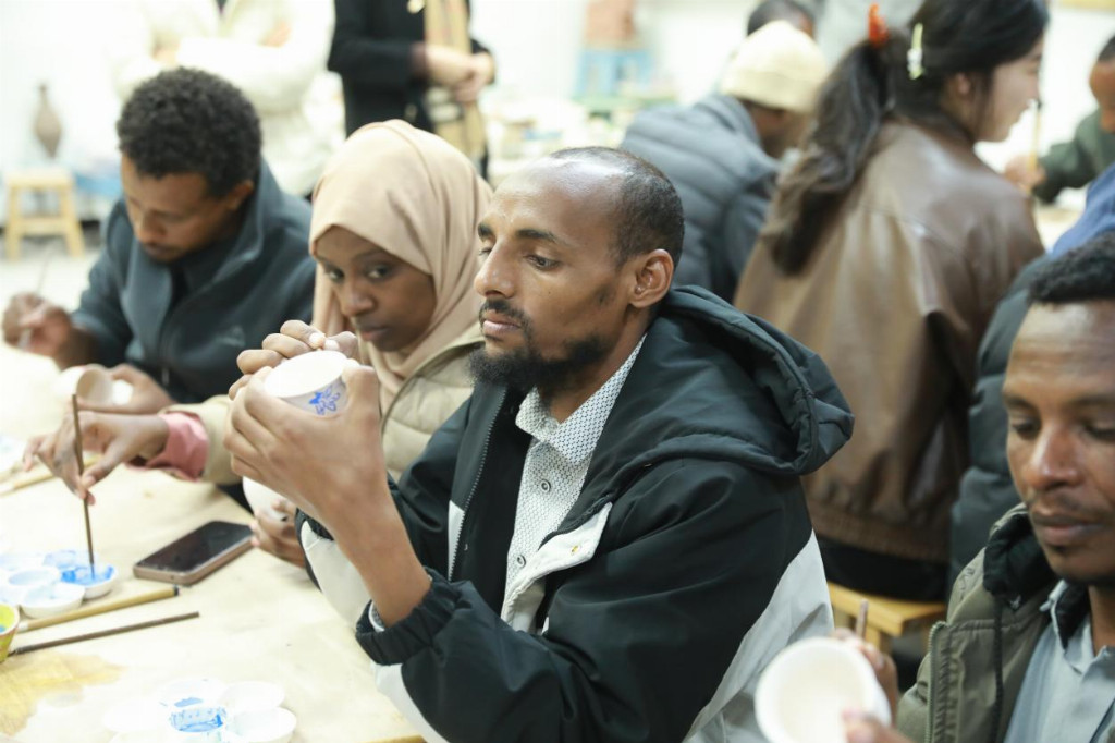 埃塞俄比亚高校教师沉浸式体验中国非遗走进河南开放大学人文与设计学院