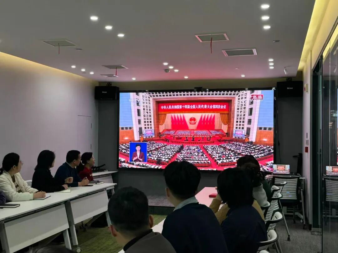 河南省温州商会组织会员收听收看全国两会开幕盛况