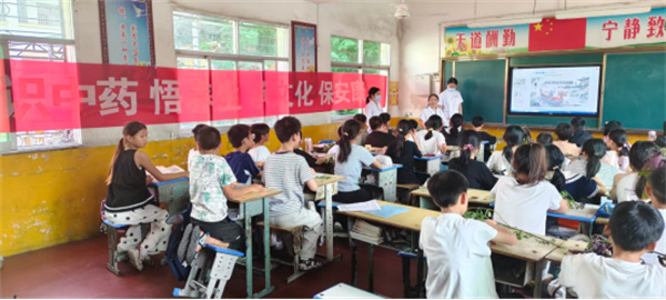 淅川县厚坡镇卫生院:传统医药润童心 巧手制作闻药香