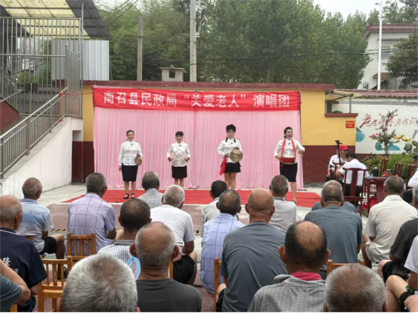 南召县白土岗镇:丰富精神文化生活 温情文艺演出走进敬老院