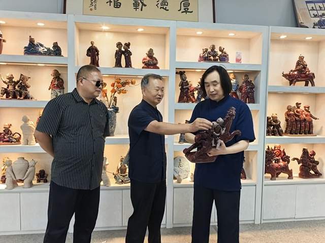 书法家李钦善一行走进张振福陶瓷泥塑艺术馆进行艺术交流活动