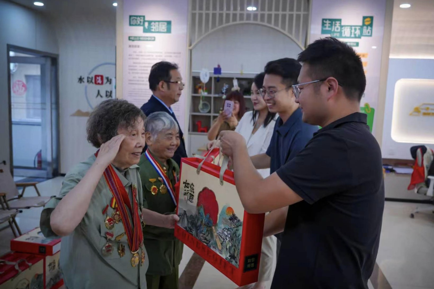 情暖中秋 郑州市金水区红十字志愿者走访慰问抗战老兵