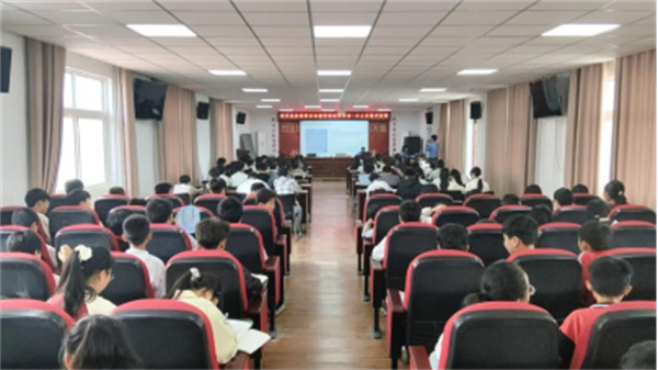南召县白土岗镇:法治宣讲进校园 护航少年健康成长
