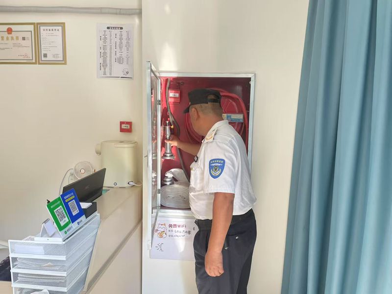 郑州市上街区峡窝镇巡防队：夏日炎炎安全检查忙