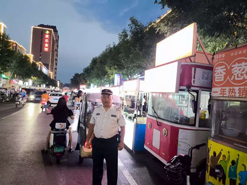 郑州市上街区峡窝镇巡防队化身“夜卫士”，守护夜市烟火气