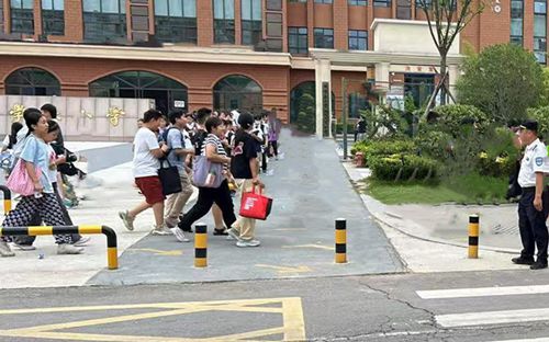 郑州市上街区峡窝镇巡防队：开学啦，校门口的那抹暖色巡防