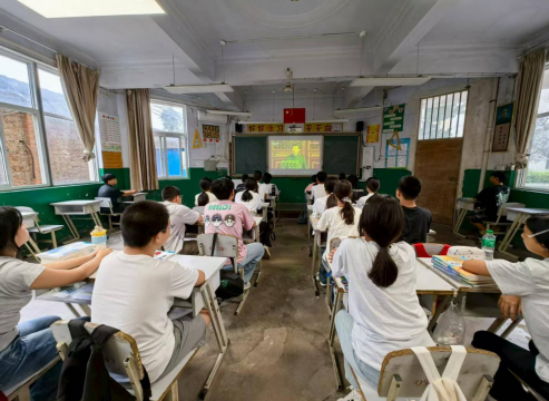 岳村二初中:砥砺爱国情怀   阅兵盛典映校园