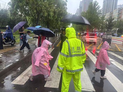 雨中护学暖人心！郑州市上街区峡窝镇巡防队守护学生平安出行路  
