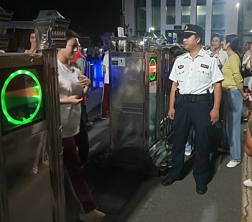 郑州市上街区峡窝镇巡防队:坚守“护学岗”夜幕下的温暖守护