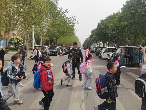 郑州市上街区峡窝镇巡防队:护苗平安,助“童”成长