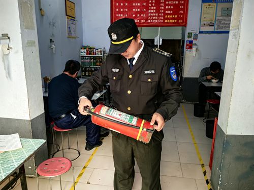郑州市上街区峡窝镇巡防队开展商户消防安全检查