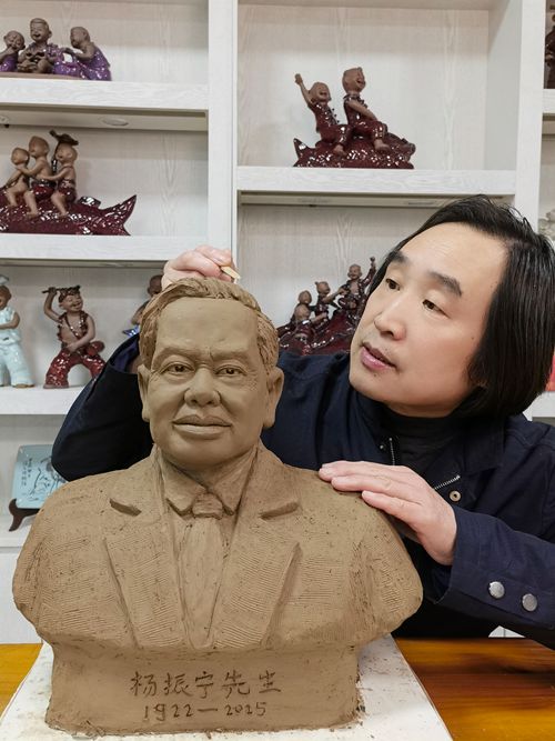 泥塑大师张振福为世界著名物理学家杨振宁先生塑肖像