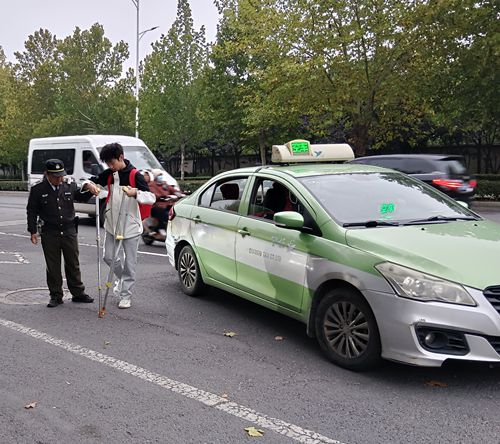 郑州市上街区峡窝镇巡防队伸援手腿部受伤学子平安返学