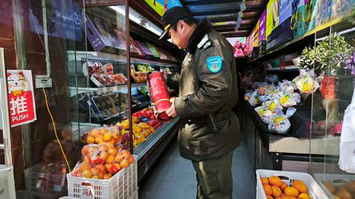 郑州市上街区峡窝镇巡防队开展商超消防安全检查，守护民生平安