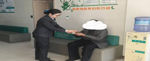 爱心搀扶暖厅堂 助老取薪显温情