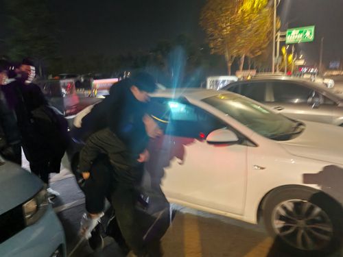 郑州市上街区峡窝镇巡防队:护学岗紧急伸援手受伤学子获及时救治