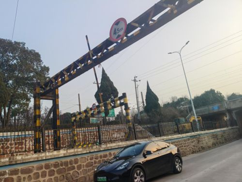 郑州市上街巡区防队员及时发现隐患 排除限高杆角坠落风险