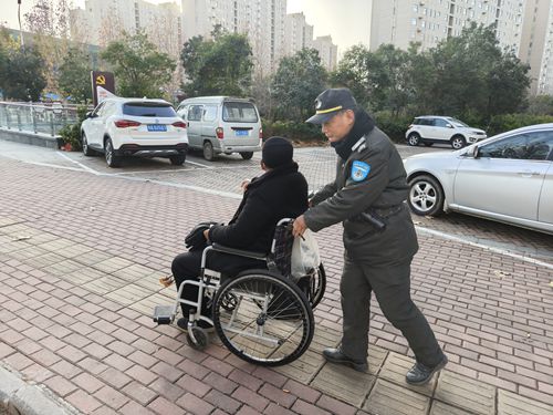 郑州市上街巡防: 爱在冬日，暖在老人心