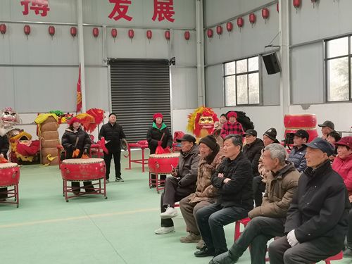 荥阳市王村镇蒋头村为光荣退休的村医举行荣退仪式