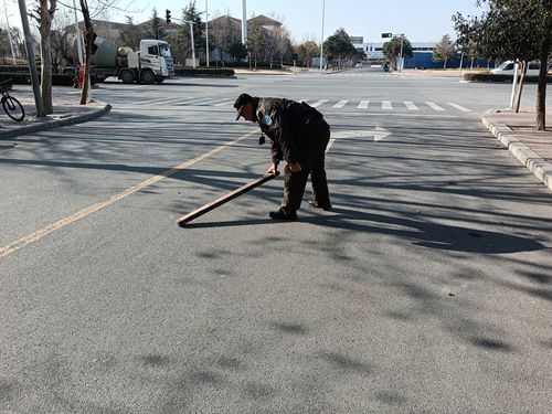 路中突现方木棍散落隐患，郑州市上街巡防快速清障保畅通