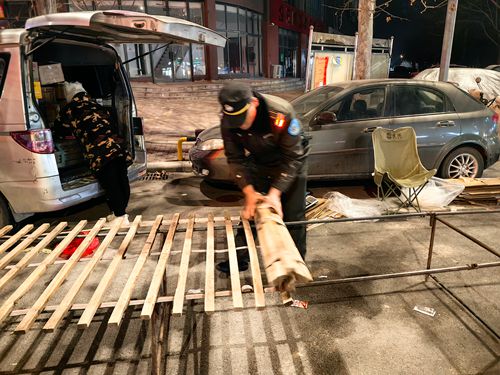 郑州市上街巡防:冬日里的暖心事!巡防队员助力商贩收摊获点赞