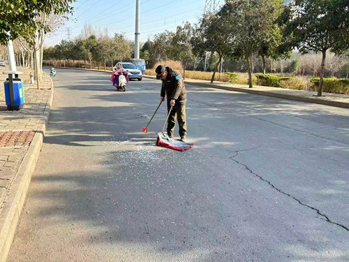 玻璃碎片挡路隐患大 郑州市上街巡防及时清理保畅通