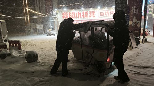 郑州市上街巡防：暖心救助，守护雪夜平安