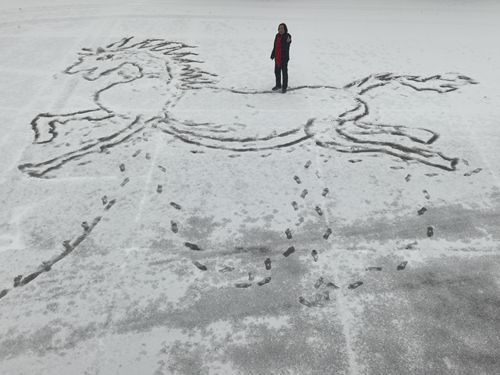 郸城泥塑艺人双脚“踏”出雪地字画《马到成功》