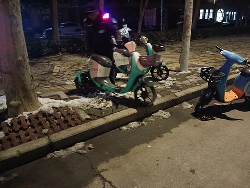 雪落显初心,郑州市上街巡防暖心挪车护民生