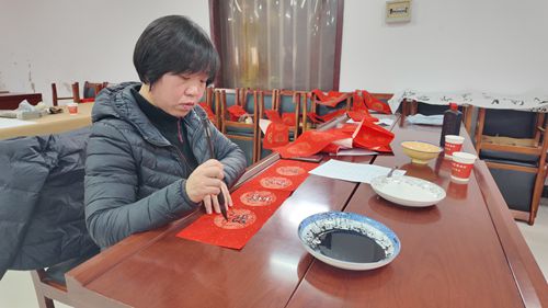 翰墨迎马年 春联聚同心  中国农业银行叶县支行书法兴趣小组举办迎新春写春联活动