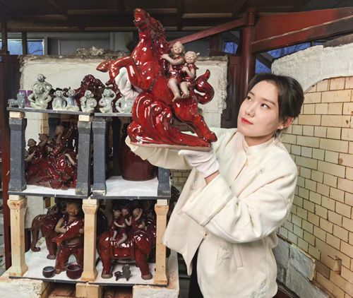 张玉萍创作陶瓷艺术《一马当先》喜迎新春