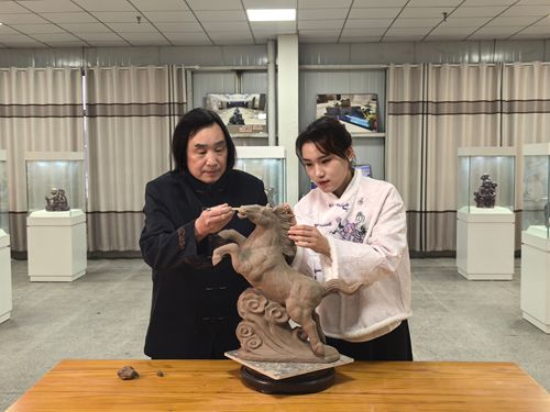 瞧：郸城这爷俩 捏出丹钧泥塑《三马精神》贺新春