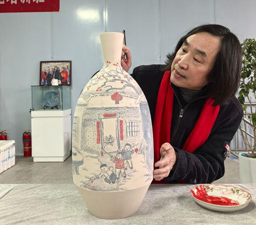 泥人张振福创作青花瓷《过年》喜迎马年新春