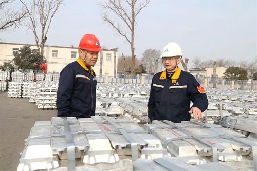 铝锭交割库里的节日坚守温暖而有力