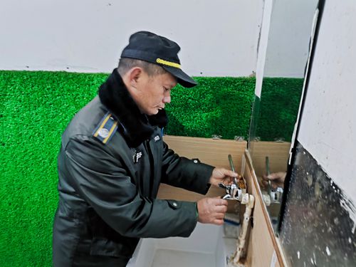 水管爆裂急煞人，郑州市上街巡防变身 "修理工" 解民忧