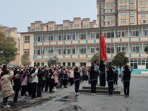  郑州市上街区曙光小学开展主题升旗仪式暨班会活动