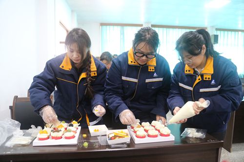 中铝物流中部陆港举办“三八”节女员工蛋糕制作活动