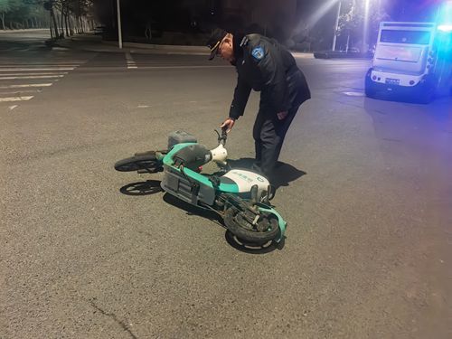 深夜守护不打烊！ 郑州市上街巡防扶正倒地单车消除安全隐患