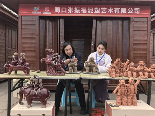 张振福张玉萍泥塑首次参加河南省3.15国际消费者权益日展览活动