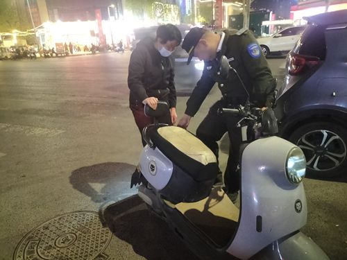 郑州市上街巡防：夜巡快速处置突发情况，暖心善举护平安