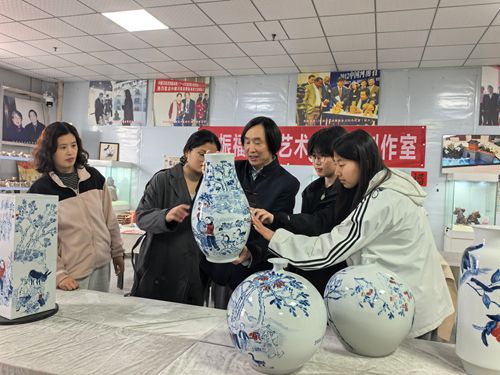 周口职业技术学院大学生走进郸城张振福泥塑传习所 研习泥塑技艺